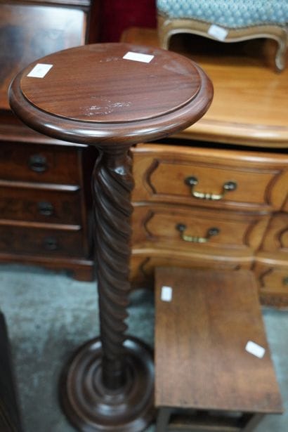 Commode en bois naturel ouvrant par trois...