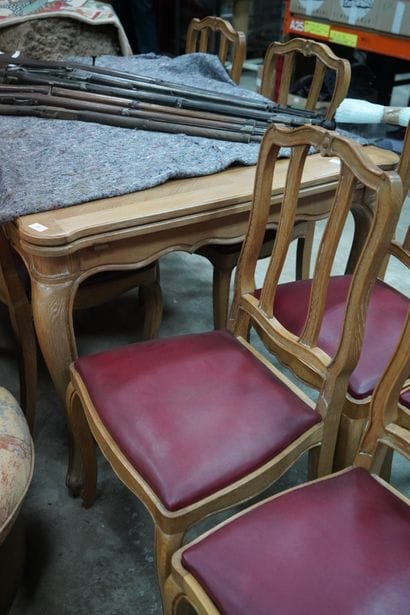 Suite de huit chaises en bois naturel, le...