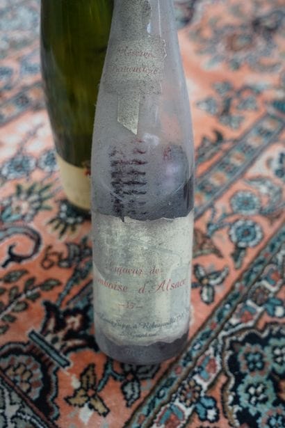 Réunion de bouteilles de vin. Un carton....