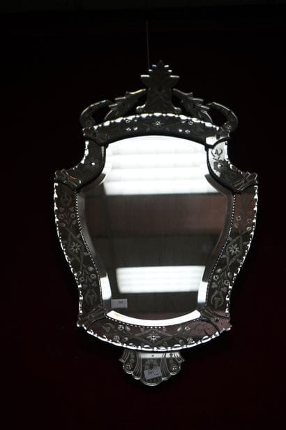 Miroir de Venise à décor gravé de fleurs...