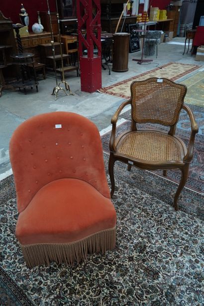 Fauteuil crapaud recouvert de velours saumon....