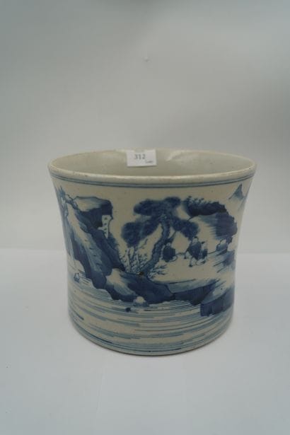 CHINE
Vase cylindrique en porcelaine à décor...