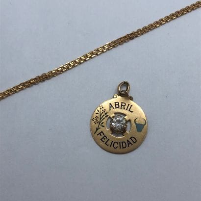 Chaine de cou en or 18K et un pendentif circulaire...