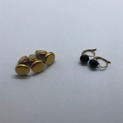 Trois boutons de plastron en or 18K.
Poids...