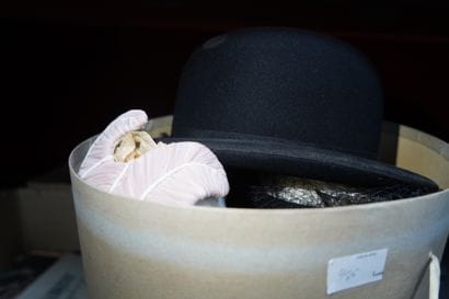 Réunion de sacs à main et chapeaux. On joint...
