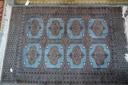 Paire de tapis, le champs à décor de réserves...