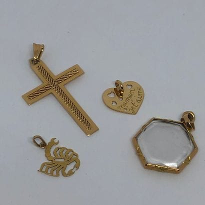 Réunion de quatre pendentifs en or 18K comprenant...