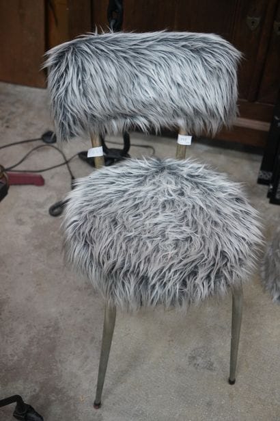 Chaise et pouf, la garniture imitant le poil...