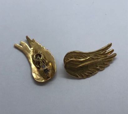 Paire de clips d'oreilles épousant la forme...