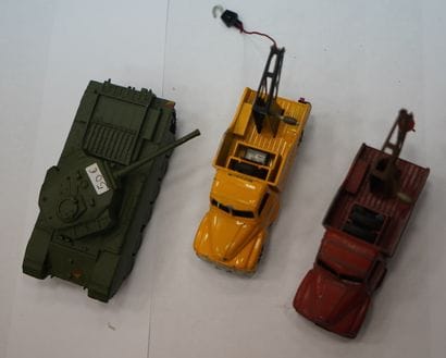 DINKY SUPERTOYS
Réunion de 3 véhicules miniatures...