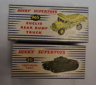 DINKY SUPERTOYS
Réunion de 3 véhicules miniatures...