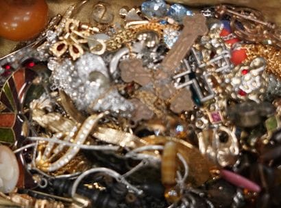 Réunion de bijoux fantaisie, cinq boites,...