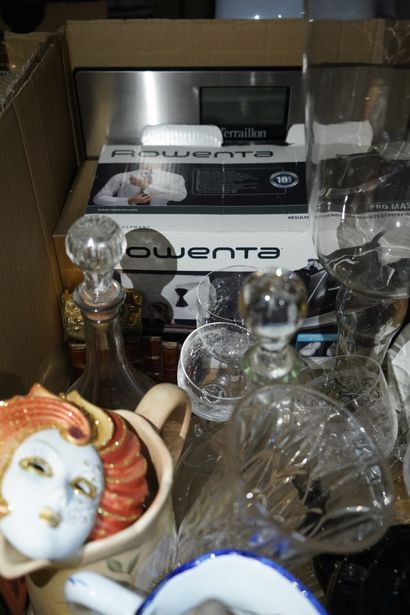 Réunion de bibelots divers dont brûle-parfum...