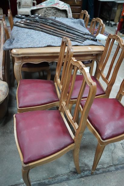 Suite de huit chaises en bois naturel, le...