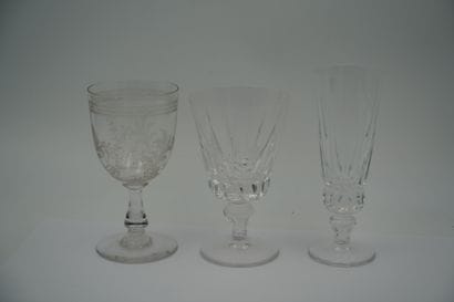 Partie de service de verres en cristal comprenant...