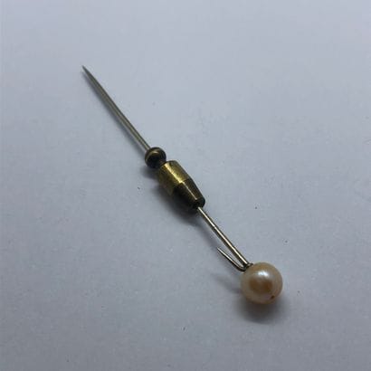 Epingle en or blanc 18K ornée d'une perle.
Poids...