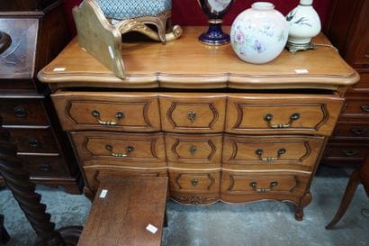 Commode en bois naturel ouvrant par trois...