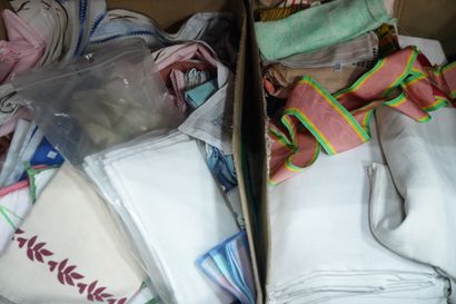 Réunion de linge de maison, verrerie diverse...