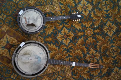 Deux banjos en bois, l'un signé GLAVERC,...