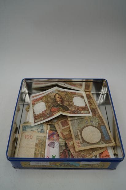 Réunion de billets de banque dont 200 francs,...