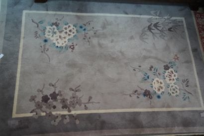 Tapis à décor de branchages fleuris sur fond...