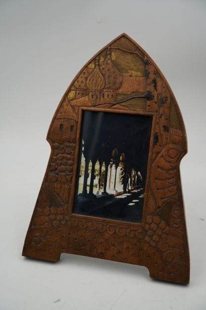 RUSSIE, cadre photo en bois sculpté à décor...