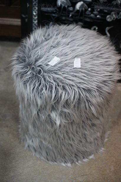 Chaise et pouf, la garniture imitant le poil...