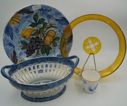 Réunion de dix assiettes en faïence fine...