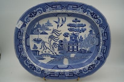 Johnston et Cie mi-porcelaine, plat ovale...