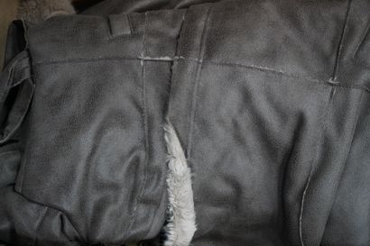 Réunion de vêtements. Un carton, en l'ét...