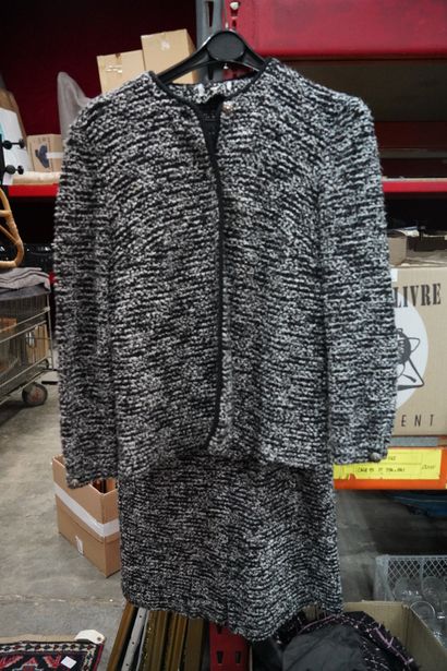 Réunion de vêtements. Un carton, en l'ét...