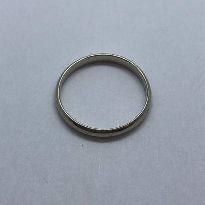Bague en or blanc 18k formant alliance. 
Poids...