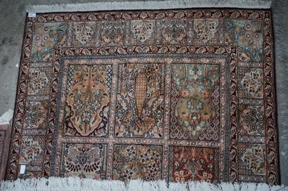 Tapis en laine et soie à décor de fleurs...