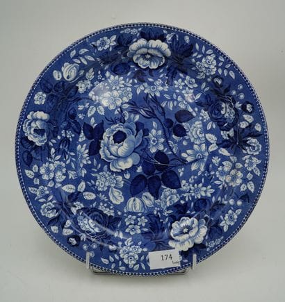WEDGWOOD, plat circulaire en faïence fine...
