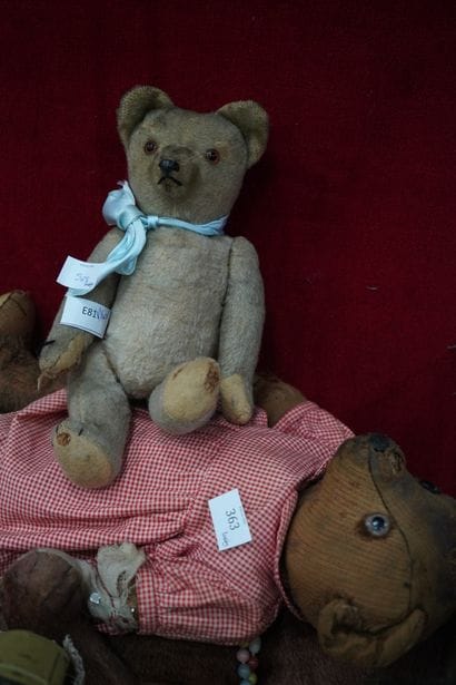 Trois ours en peluche. En l'état.