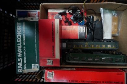 Réunion de wagons miniatures dont JOUEF et...