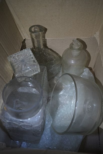 Réunion de verrerie dont verres, flacons,...