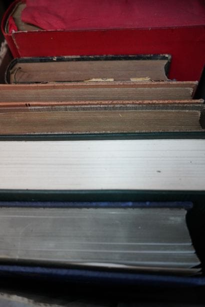 Réunion de livres divers. Deux cartons. En...