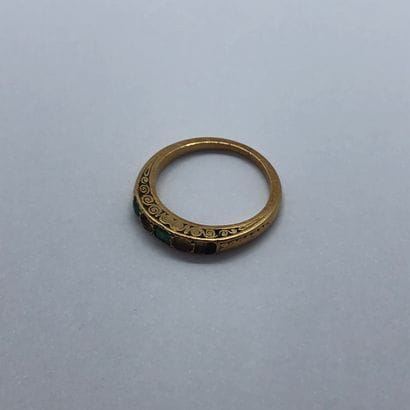 Anneau en or 18K serti de deux petites émeraudes...