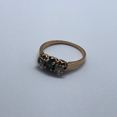Bague en or 18K griffée d'une pierre verte...