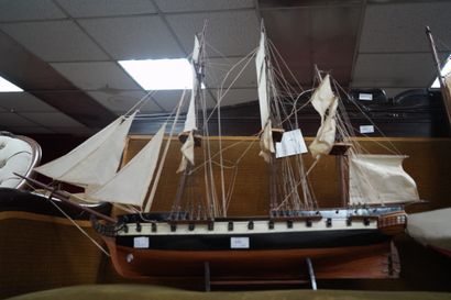 Maquette de trois-mâts en bois, tissu et...