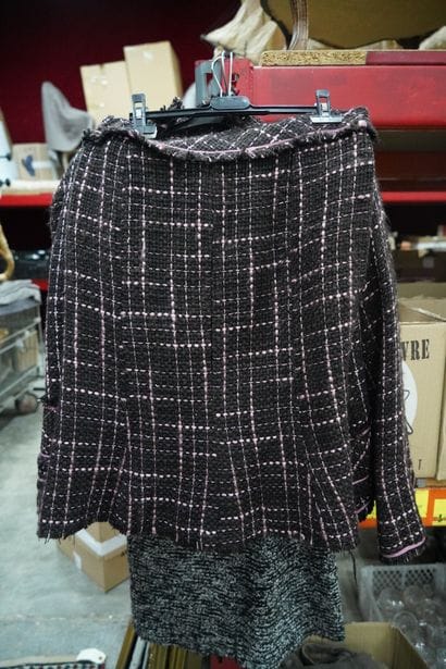 Réunion de vêtements. Un carton, en l'ét...