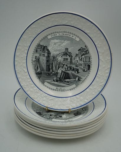 CHOISY LE ROI, suite de sept assiettes en...