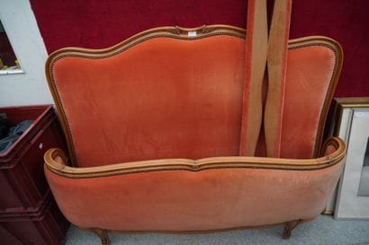 Bois de lit, garniture en velours saumon,...
