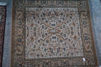 Tapis à décor de branchages fleuris sur fond...