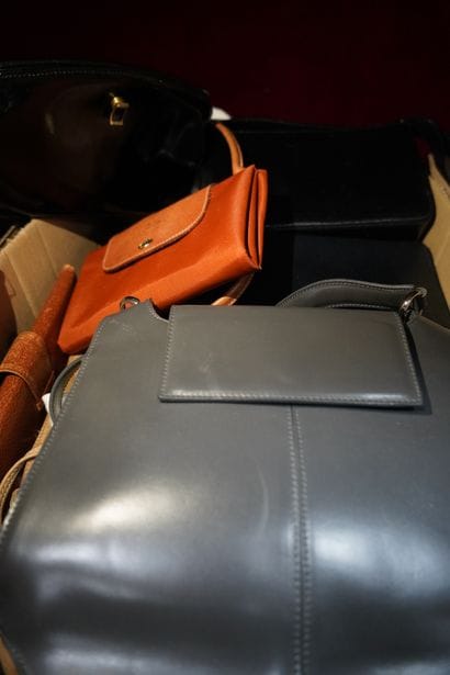 Réunion de sacs à main et chapeaux. On joint...