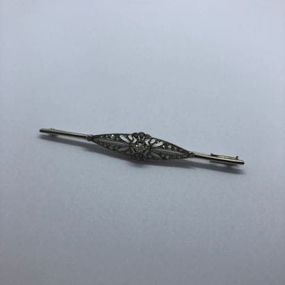 Broche-barrette en or blanc 18K griffée d'un...