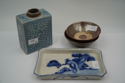 CHINE
Coupe en porcelaine de forme rectangulaire...