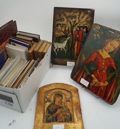 Réunion de cartes postales, livres reliés...