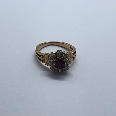 Bague marguerite en or 18K griffée d'un rubis...